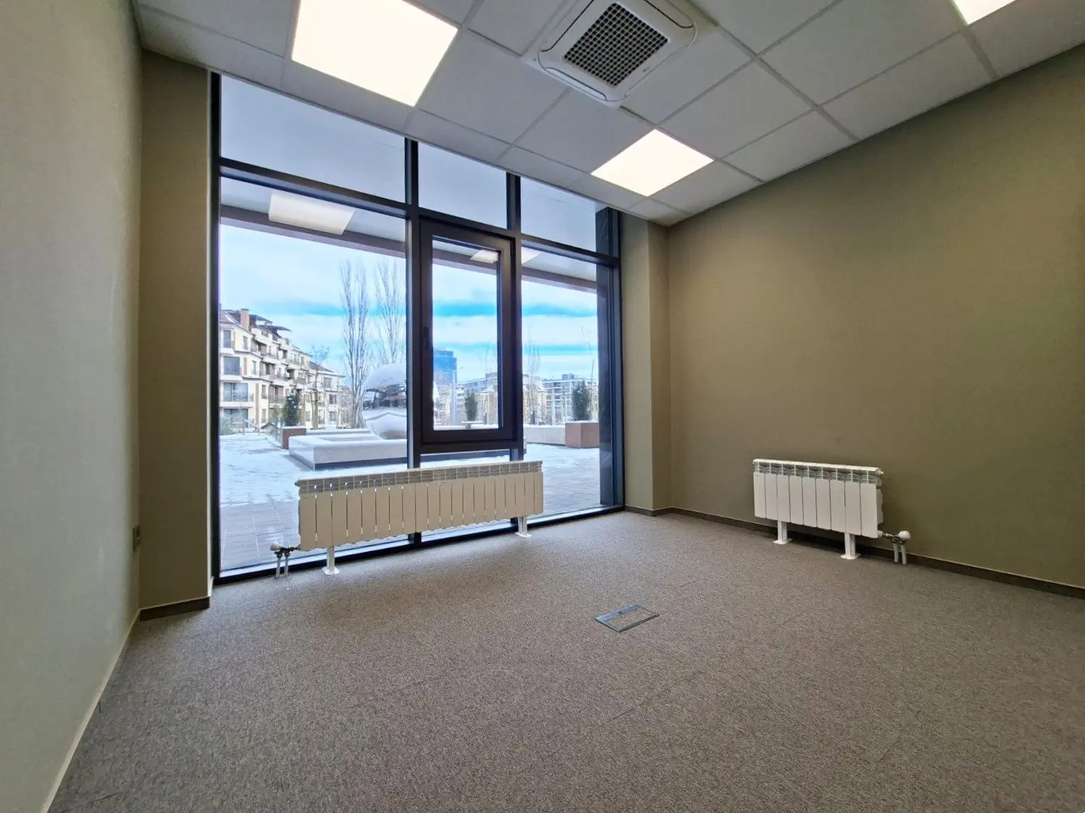 92b3606498c2658abb831b6ce3551589 Clinic for sale in a class A business building