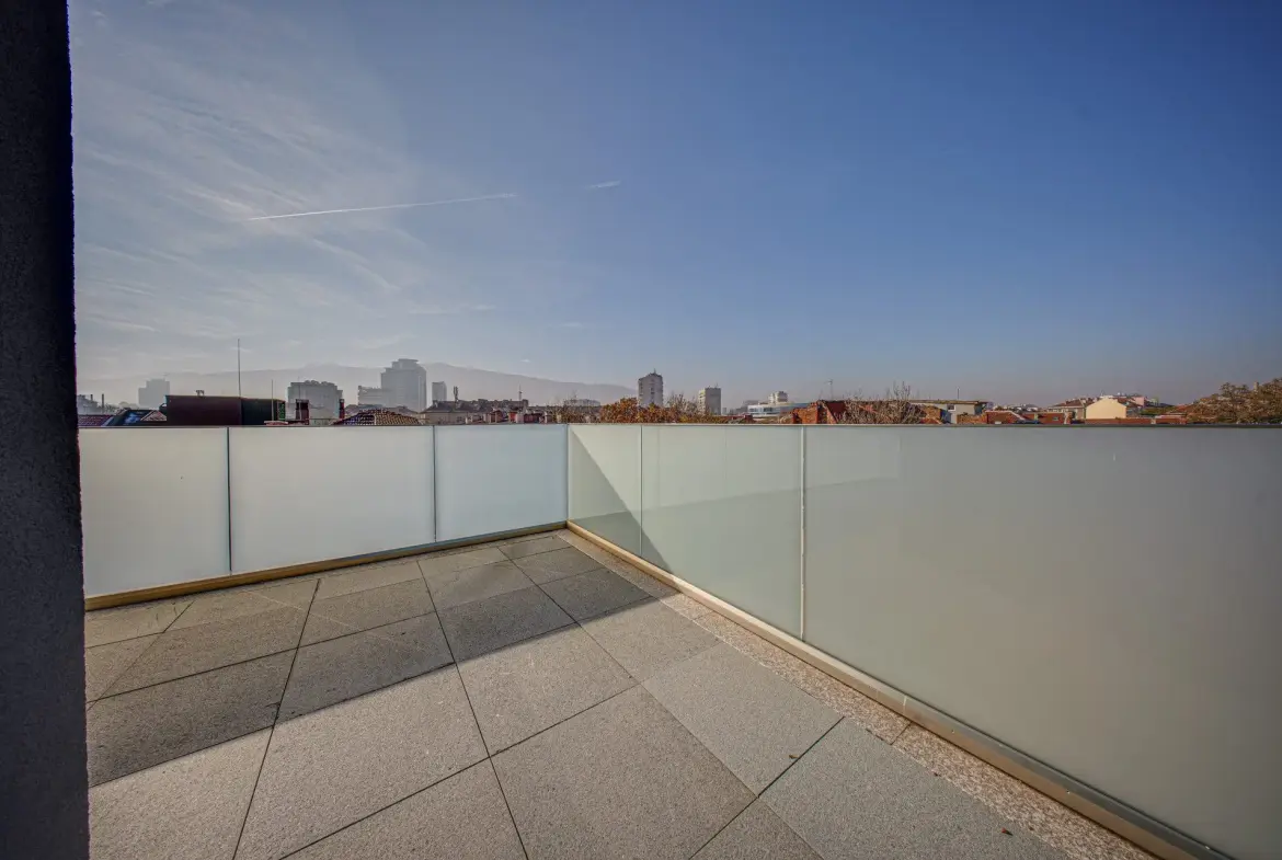 Penthouse with a panoramic terrace next to the National Palace of Culture for sale