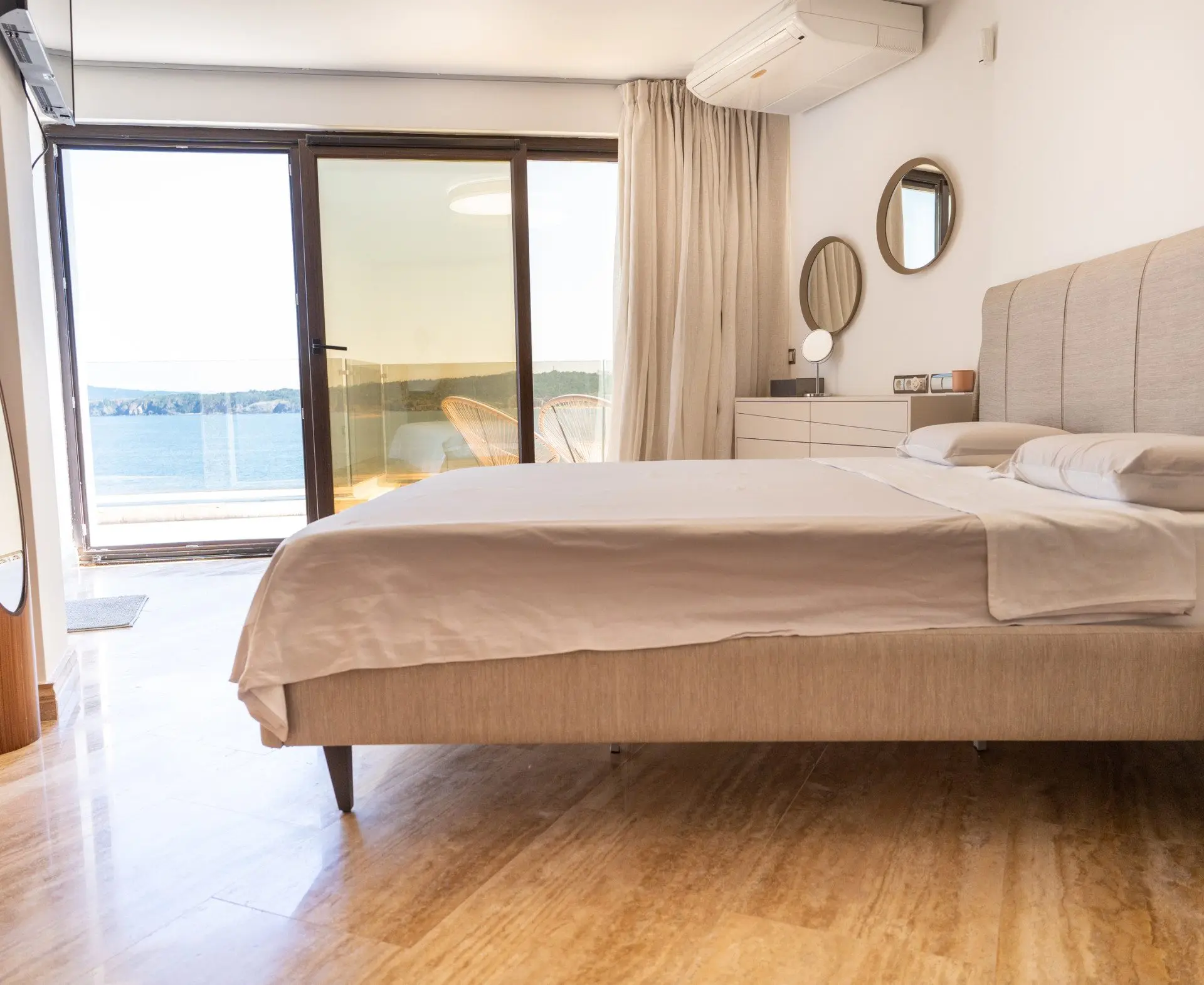 940fc0292b22657fe803d72ea2e1347e-1 Excellent detached house in Sozopol on the seafront with pool and beach.