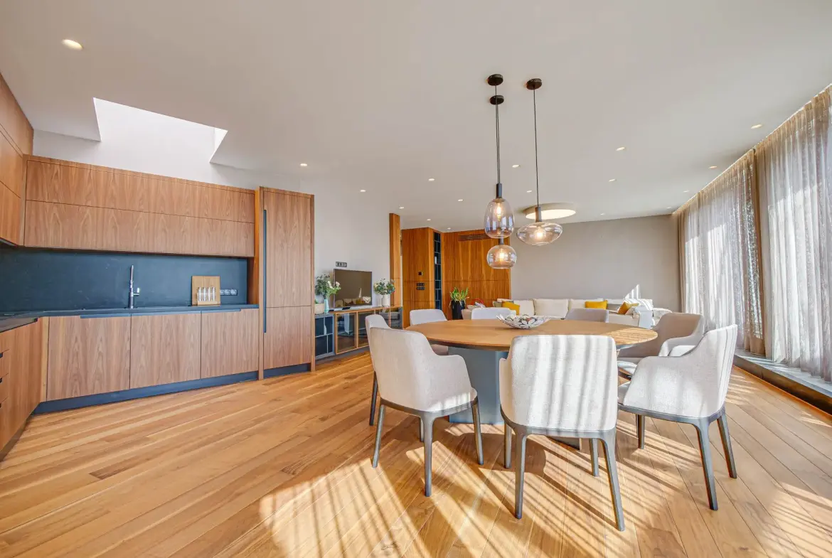 Magnificent three-bedroom apartment with a double garage in the Iztok district for sale
