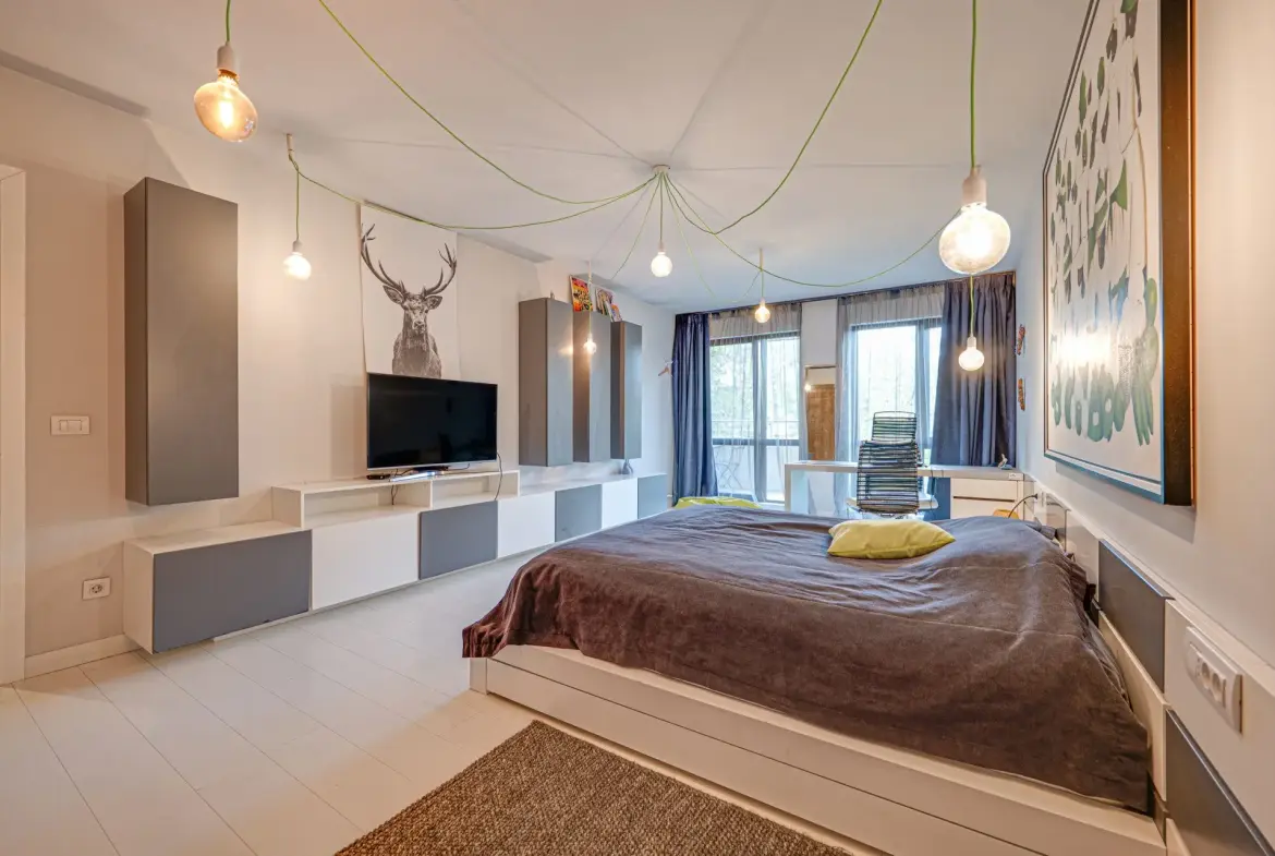 An exceptional four-room apartment in one of the most prestigious gated complexes in the Iztok district.