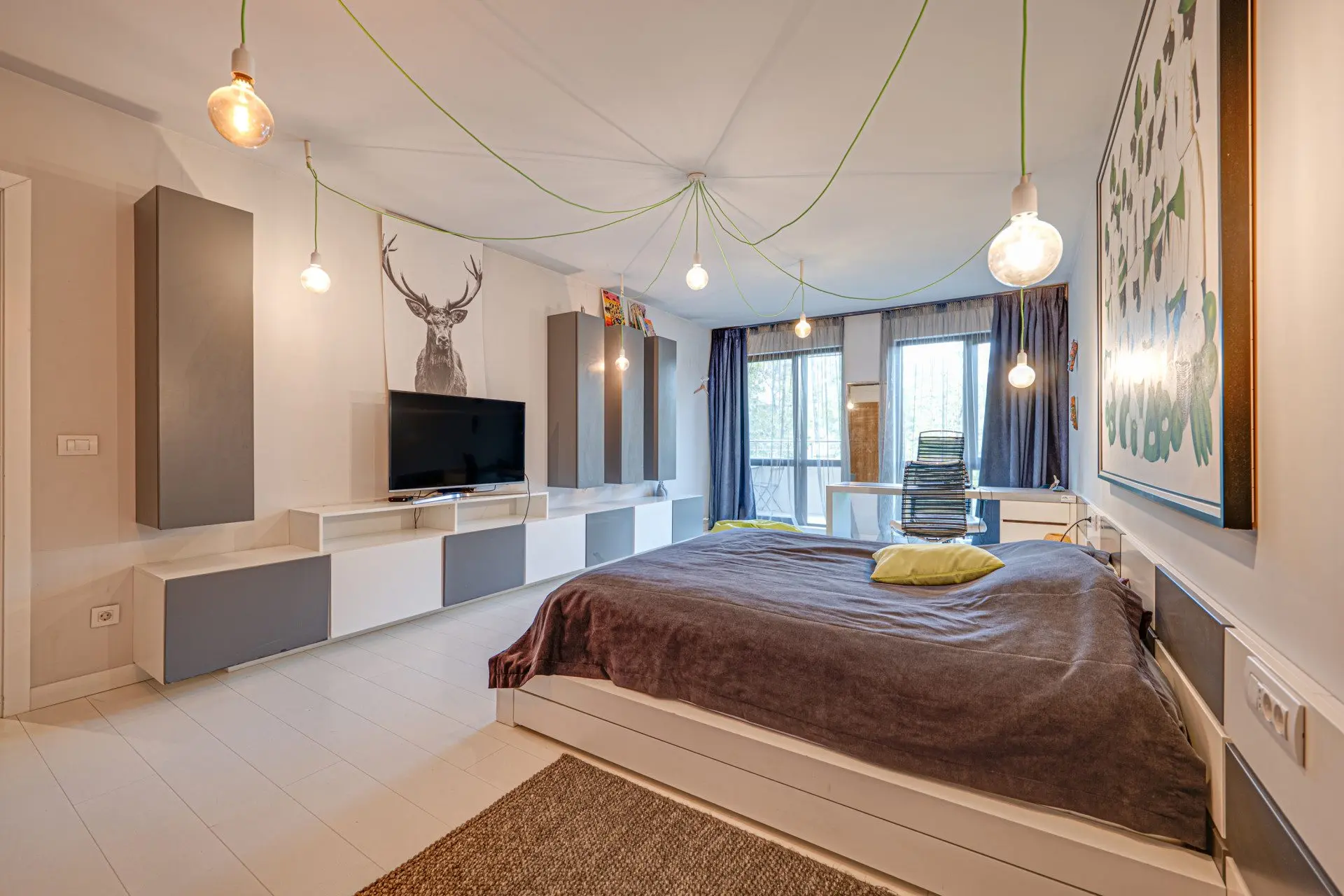 An exceptional four-room apartment in one of the most prestigious gated complexes in the Iztok district.