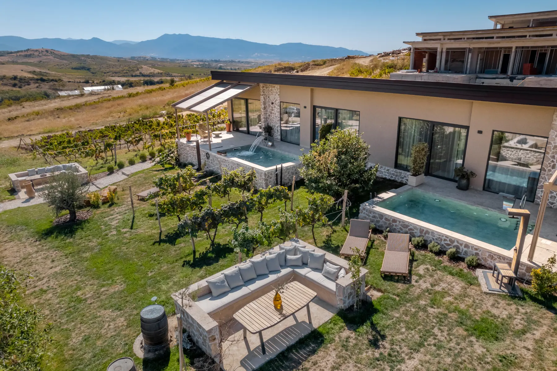 Holiday house with a pool of the area in city Melnik
