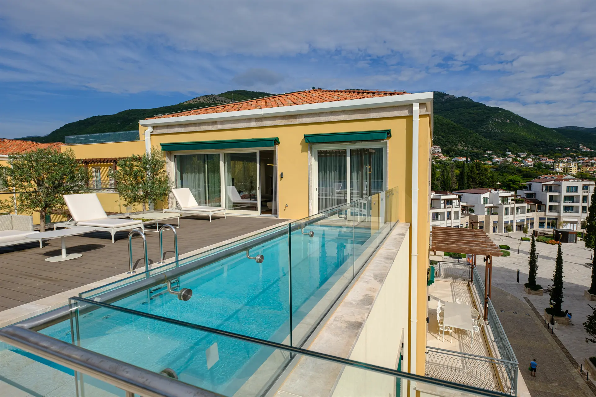 Luxurious 3-Bedroom Duplex with pool