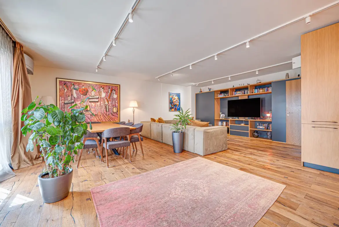 An exceptional four-room apartment in one of the most prestigious gated complexes in the Iztok district.