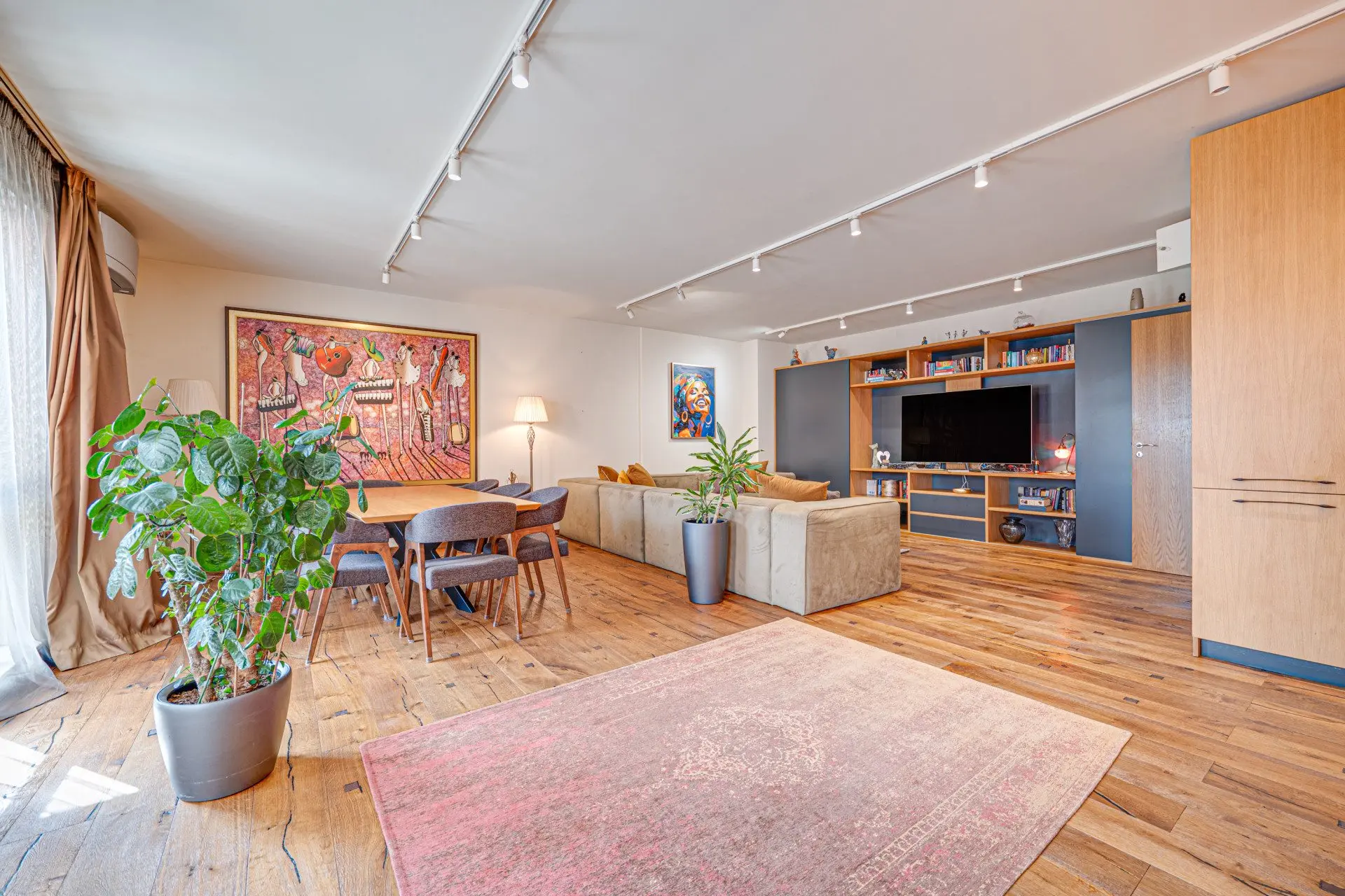 An exceptional four-room apartment in one of the most prestigious gated complexes in the Iztok district.