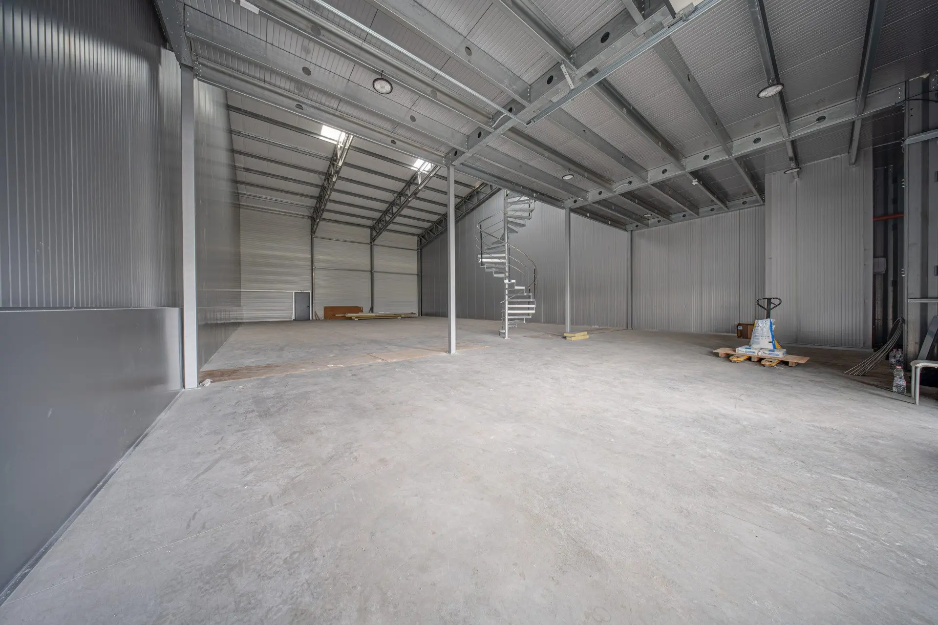 99d3ea09eb74bb92704de863904cb2b5 Newly built warehouse premises are for sale in the village of Lozen, at the Act 14 stage