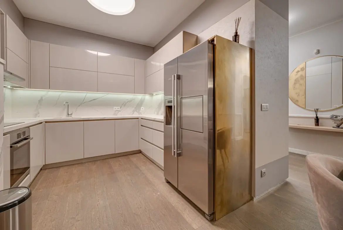 Designer apartment in an iconic building with a parking space included in the price