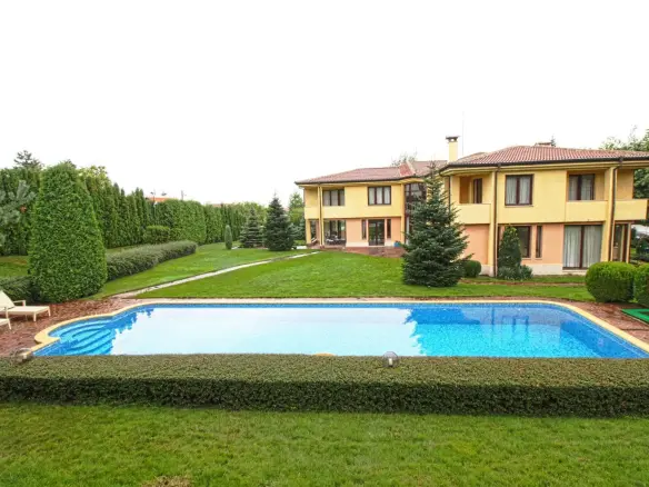 Spacious semi-furnished house in a gated community in Simeonovo.