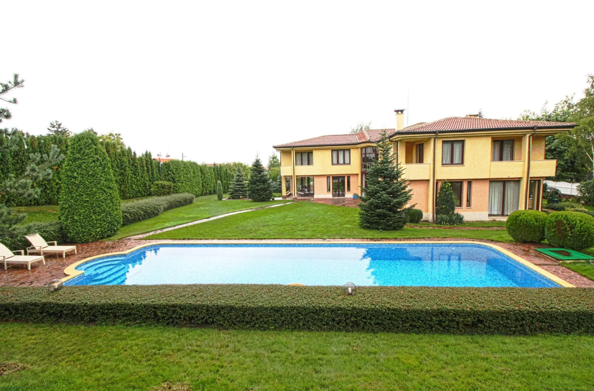 Spacious semi-furnished house in a gated community in Simeonovo.