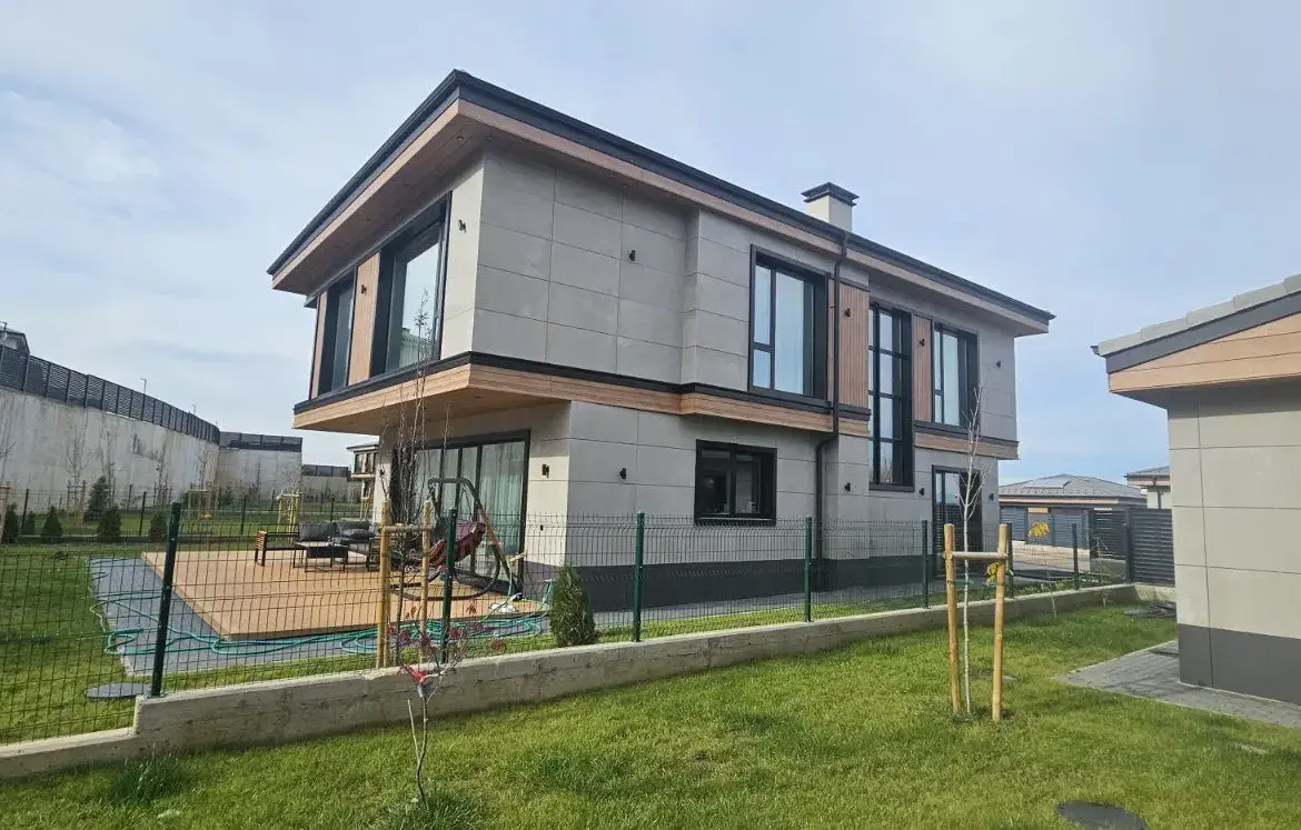 Detached house with a yard in a new gated complex in the village of Lozen for sale