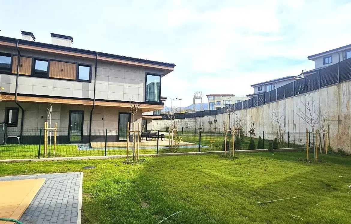 Detached house with a yard in a new gated complex in the village of Lozen for sale