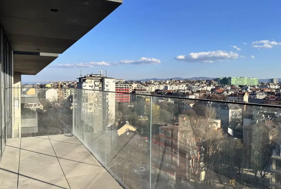 Wonderful panoramic apartment with three bedrooms and a double parking space in Teatralna complex