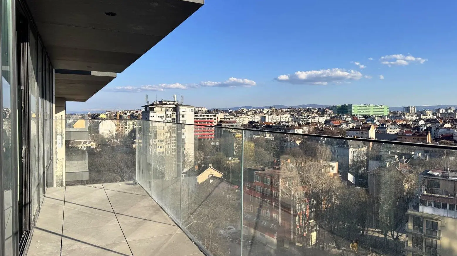 Wonderful panoramic apartment with three bedrooms and a double parking space in Teatralna complex