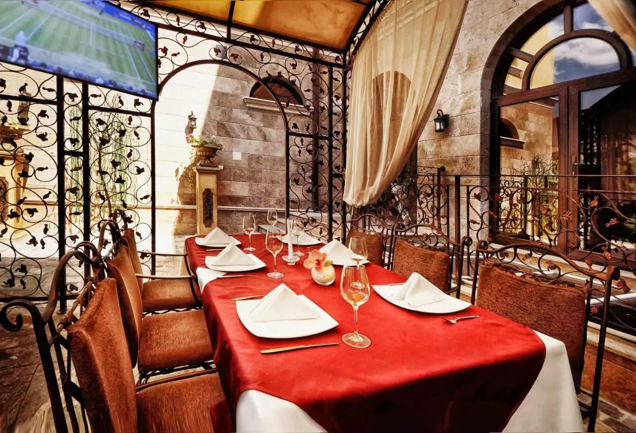 Hotel with restaurant in Hisarya for sale