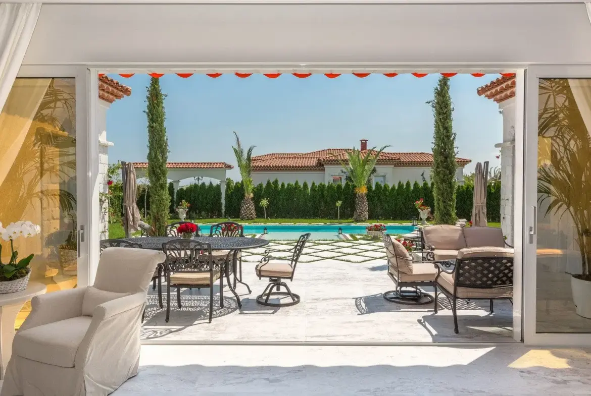 Luxurious four bedroom villa and pool in Sunny Beach for sale