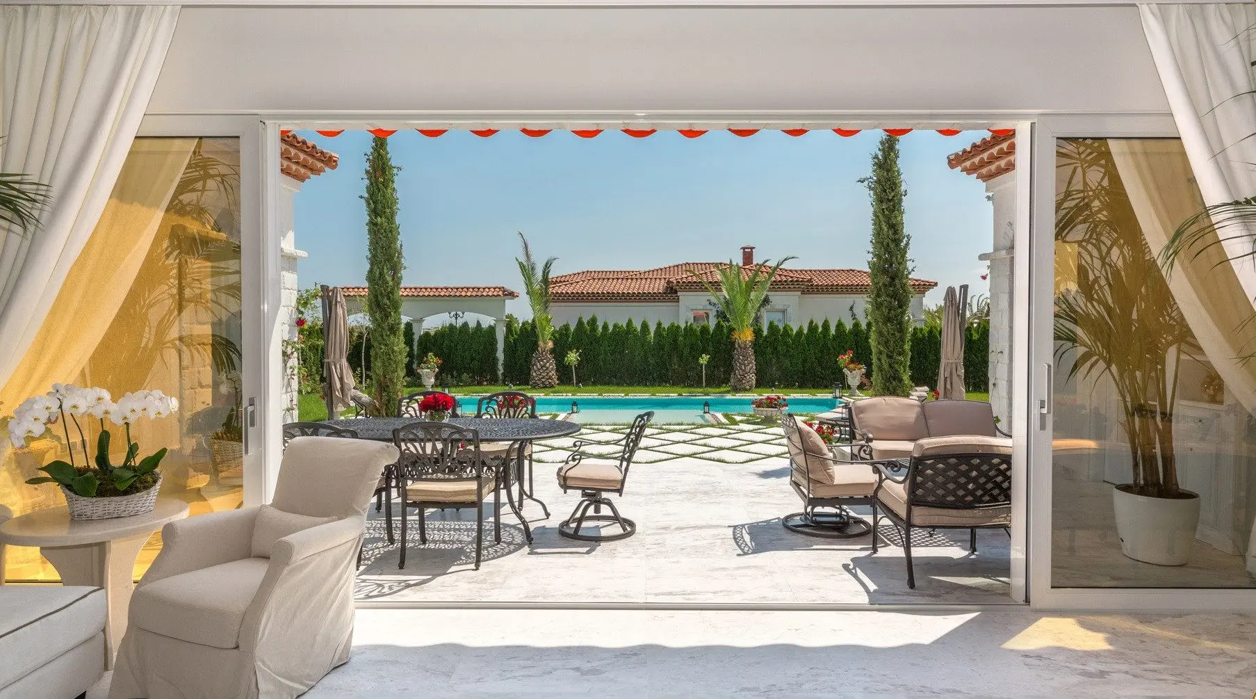 Luxurious four bedroom villa and pool in Sunny Beach for sale