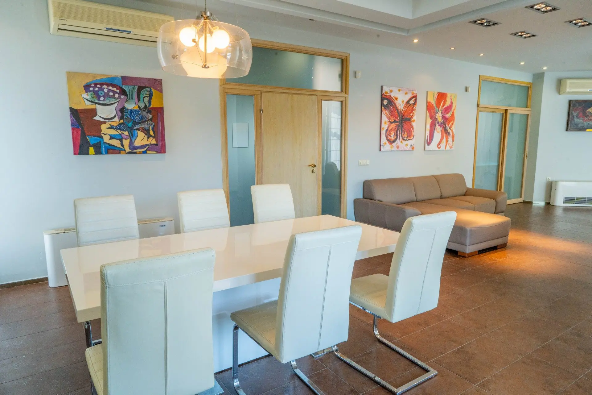 Spacious detached house in excellent condition and swimming pool in Budjaka area