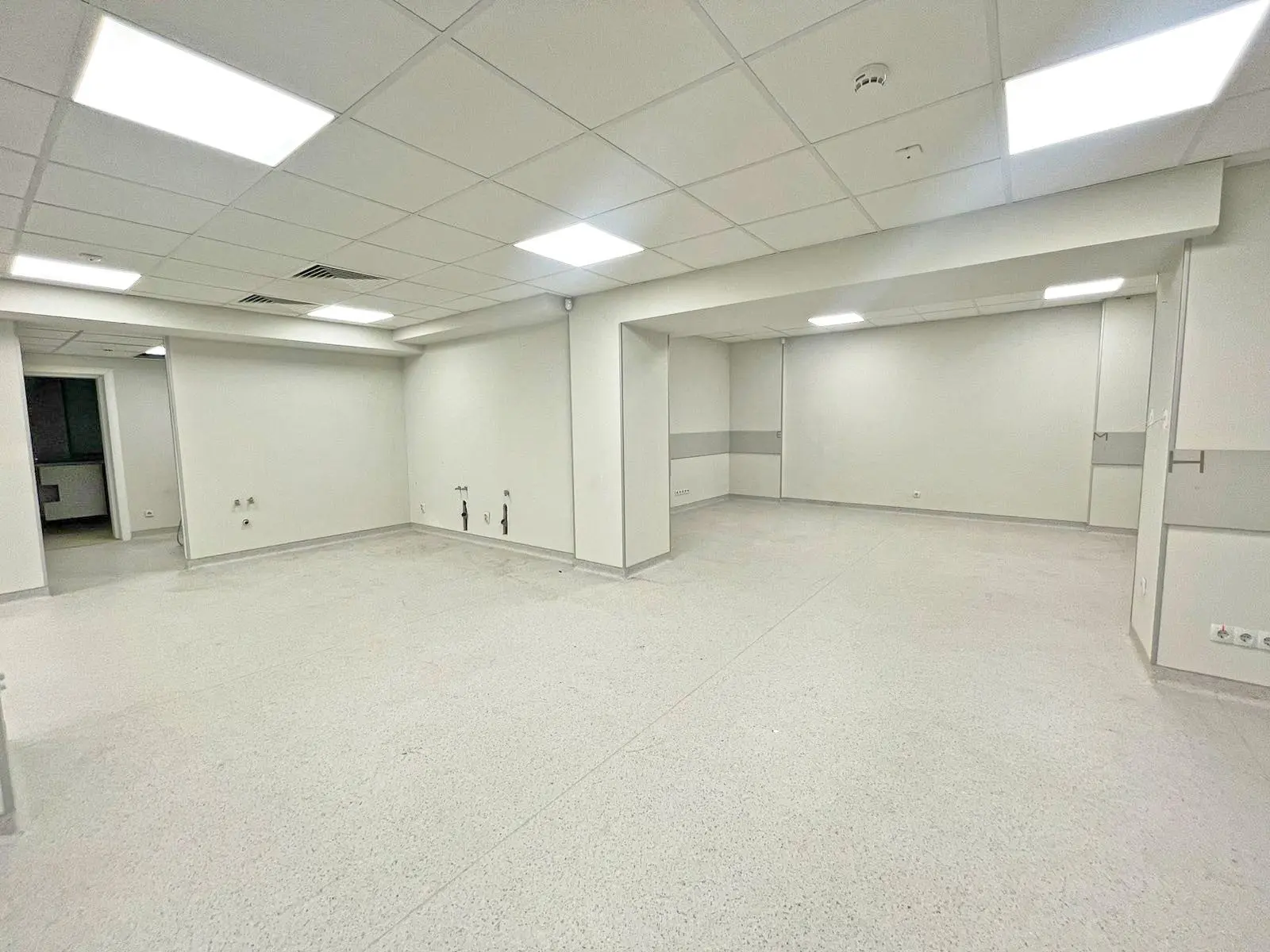 Spacious office with a top location on Moskovska Street for sale