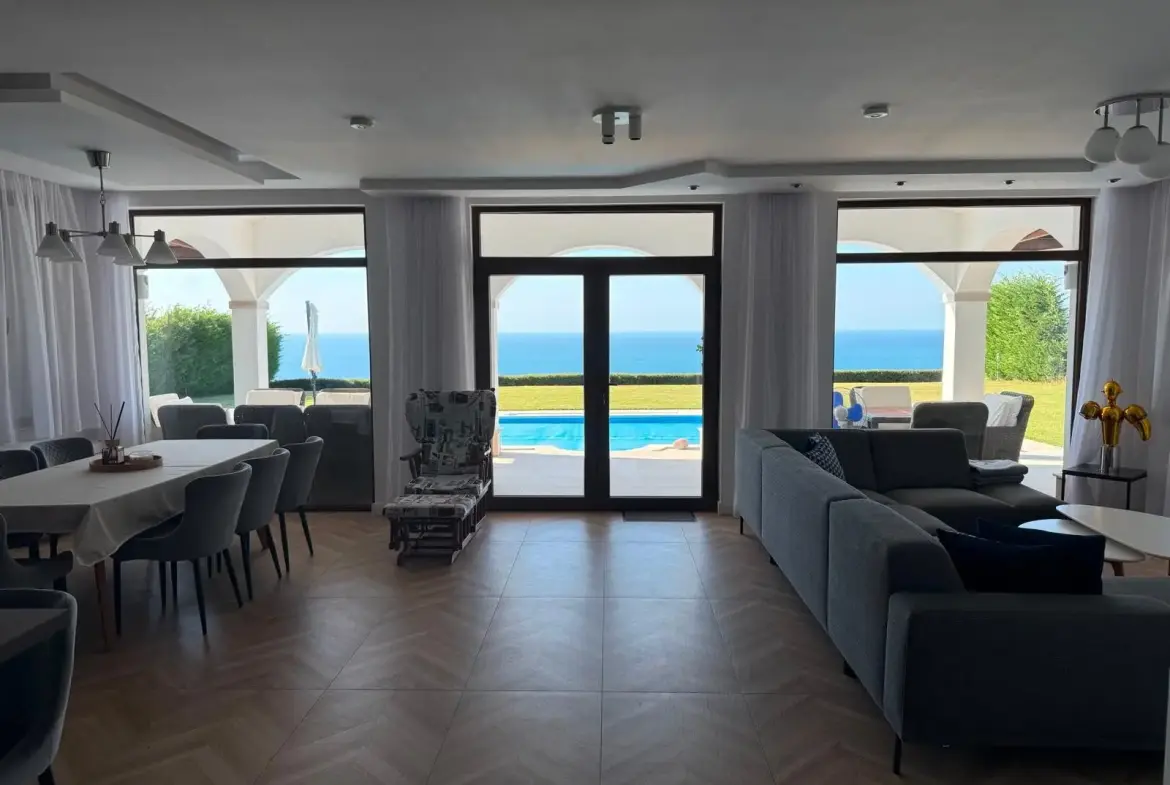 Beachfront villa with panoramic ocean views
