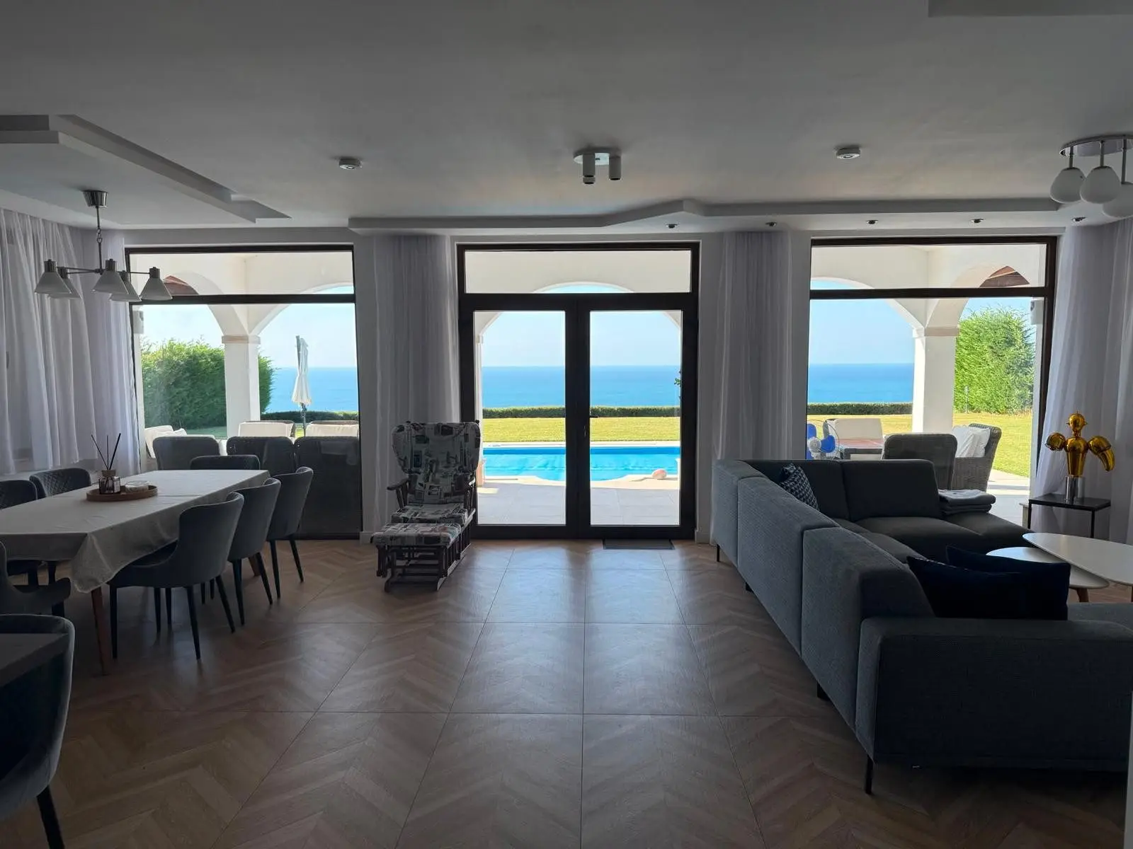 Beachfront villa with panoramic ocean views