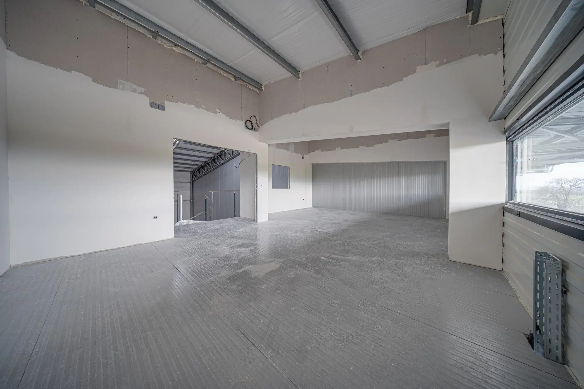 9fe64e0c0886ec45b15dc820e0676abf Newly built warehouse premises are for sale in the village of Lozen, at the Act 14 stage