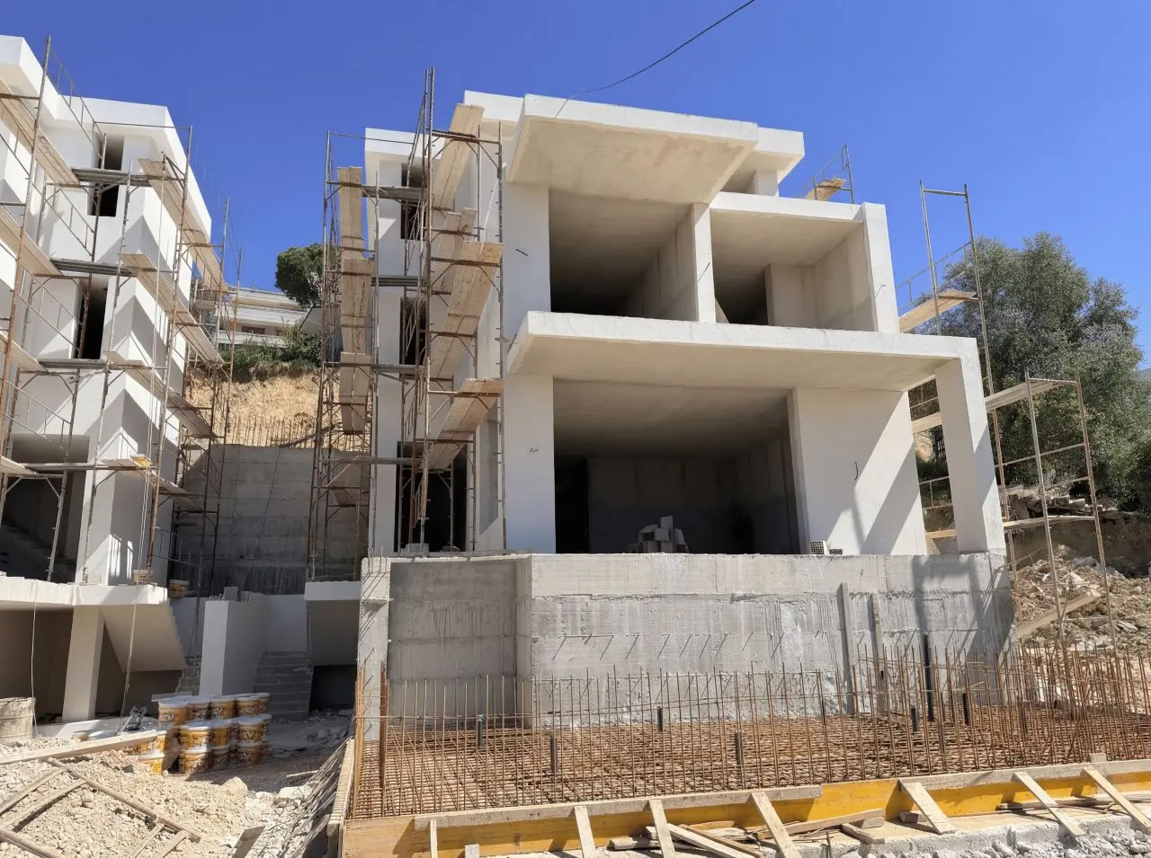 Firefly_Gemini20Flash_remove20the20people20415822 Villa For Sale With Swimming Pool In Golem Albania