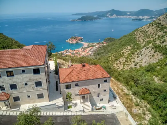 Villa in Blizikuće, Budva — 450 m², 5 Bed | €1,500,000