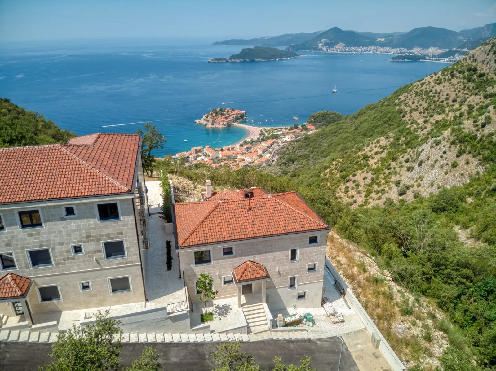 Villa in Blizikuće, Budva — 450 m², 5 Bed | €1,500,000