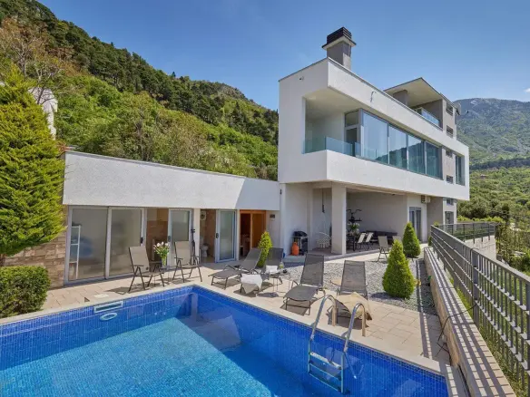 Villa with Sea View in Tivat — 220 m², 3 Bed | €590,000
