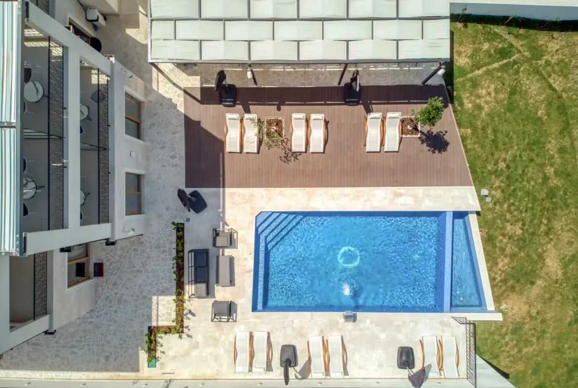 Villa in Blizikuće, Budva — 450 m², 5 Bed | €1,500,000