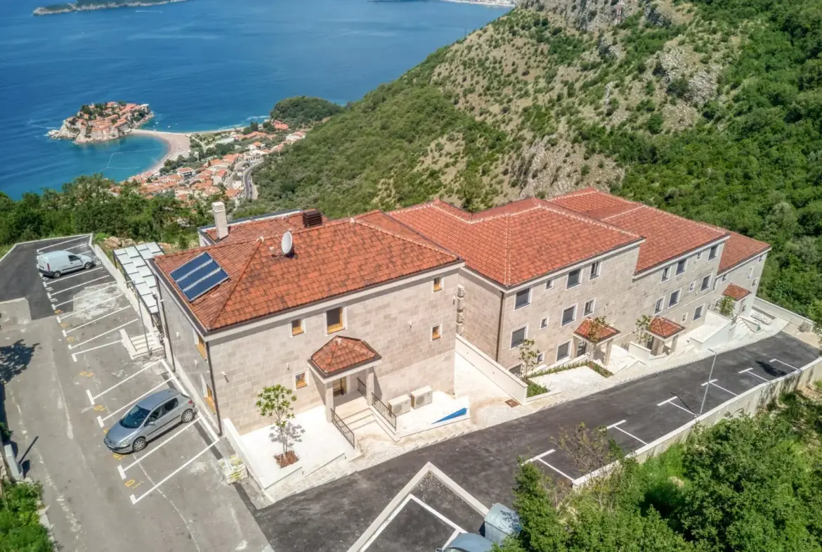 Villa in Blizikuće, Budva — 450 m², 5 Bed | €1,500,000