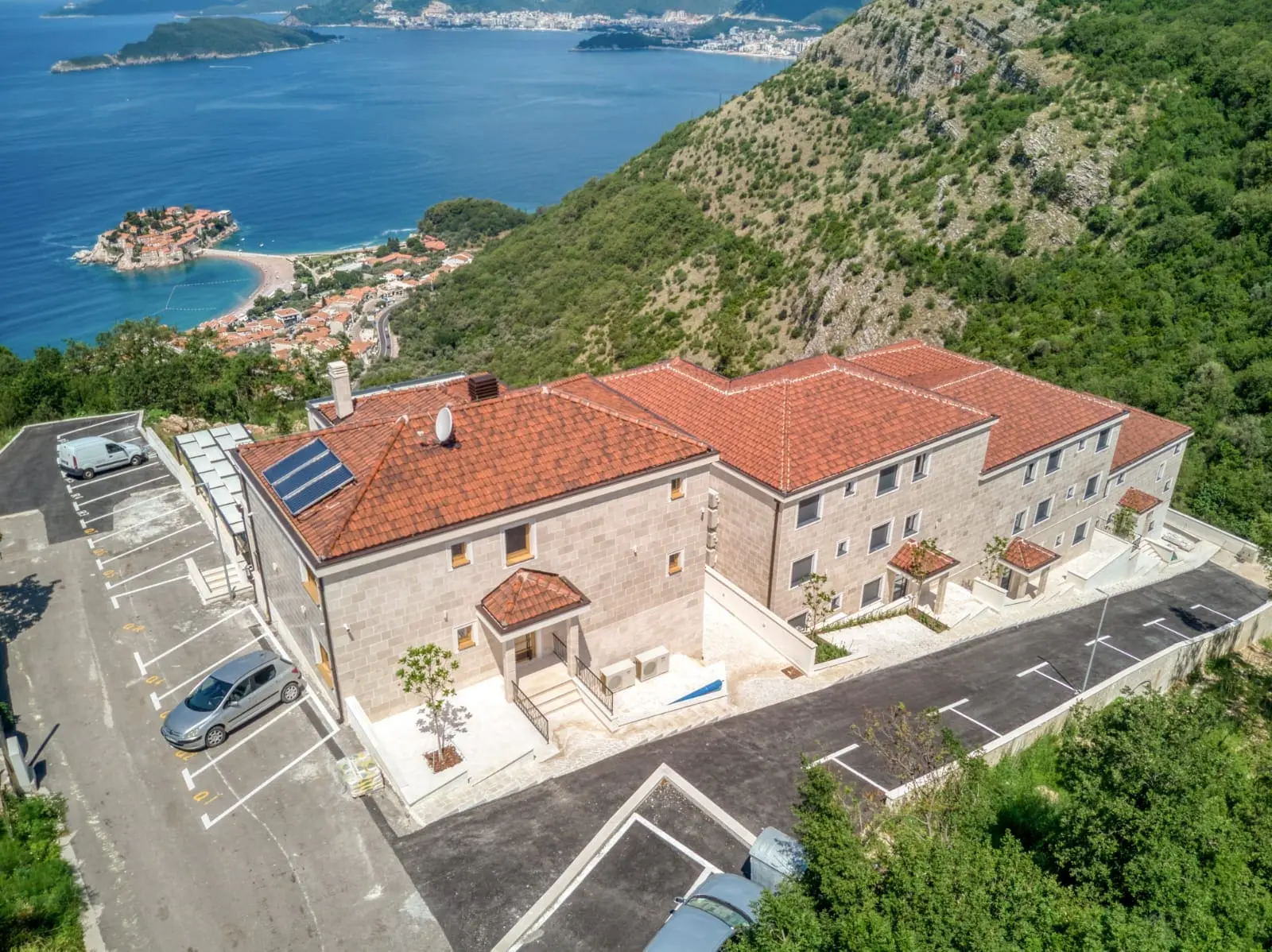 Villa in Blizikuće, Budva — 450 m², 5 Bed | €1,500,000