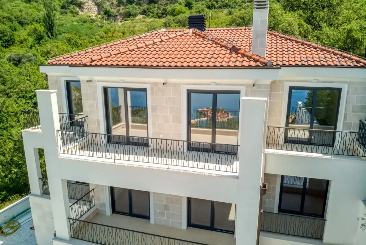 Villa in Blizikuće, Budva — 450 m², 5 Bed | €1,500,000