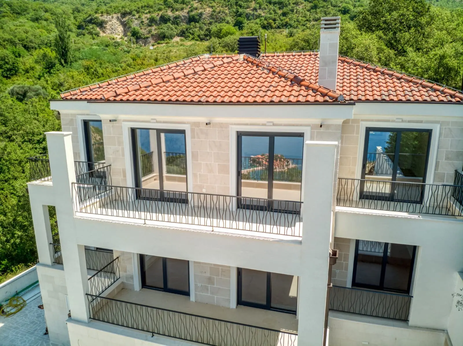 Villa in Blizikuće, Budva — 450 m², 5 Bed | €1,500,000