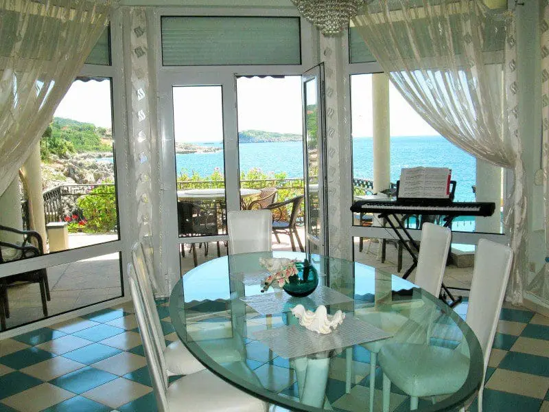 Sea front villa for sale in Utjeha