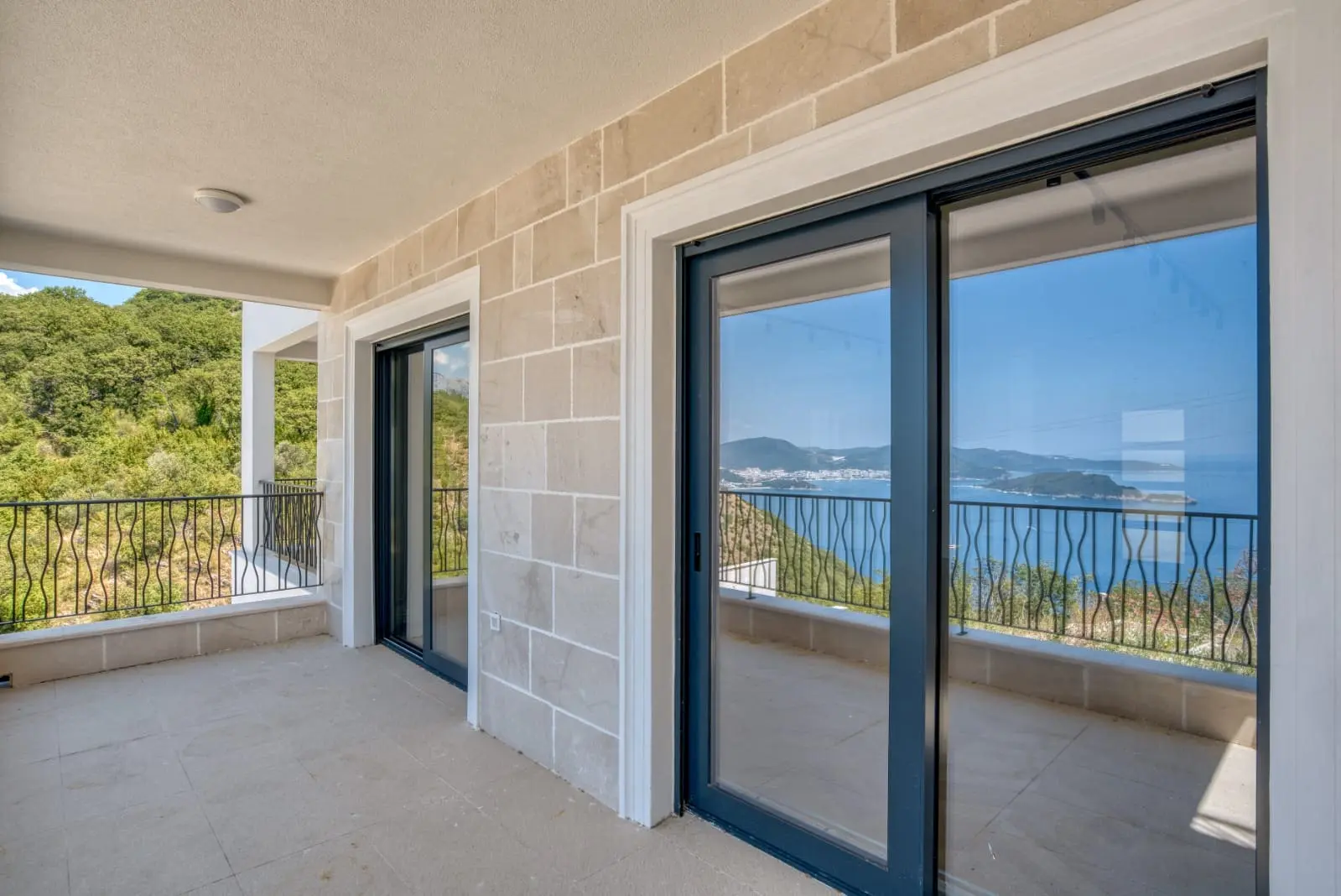 Villa in Blizikuće, Budva — 450 m², 5 Bed | €1,500,000