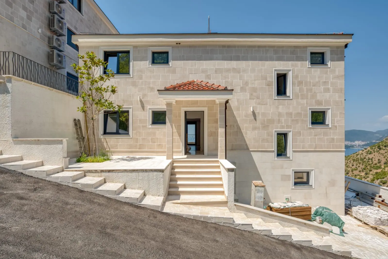 Villa in Blizikuće, Budva — 450 m², 5 Bed | €1,500,000