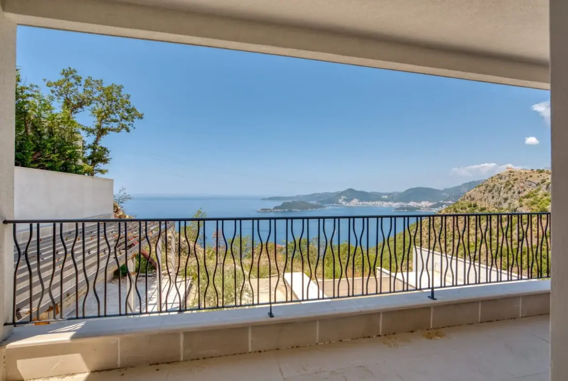 Villa in Blizikuće, Budva — 450 m², 5 Bed | €1,500,000