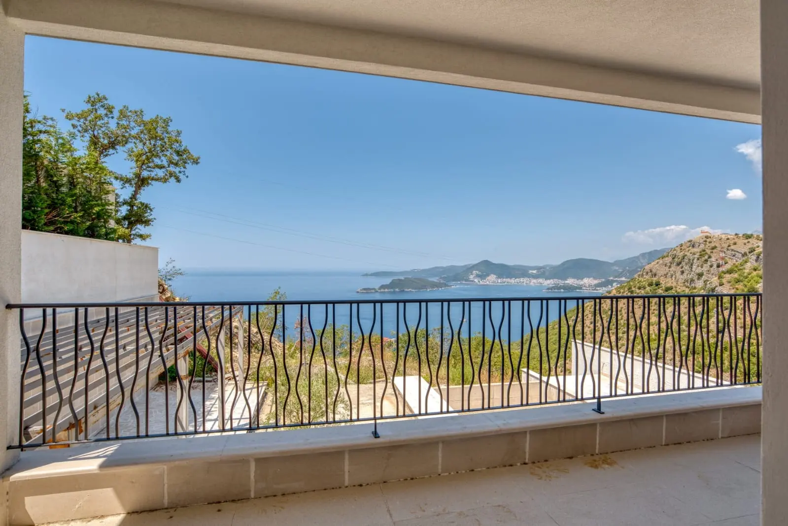 Villa in Blizikuće, Budva — 450 m², 5 Bed | €1,500,000