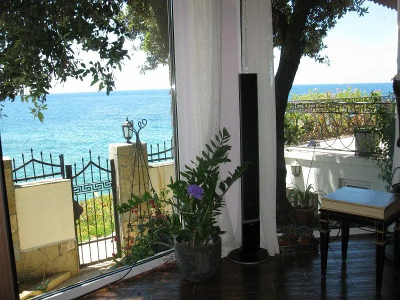 Sea front villa for sale in Utjeha