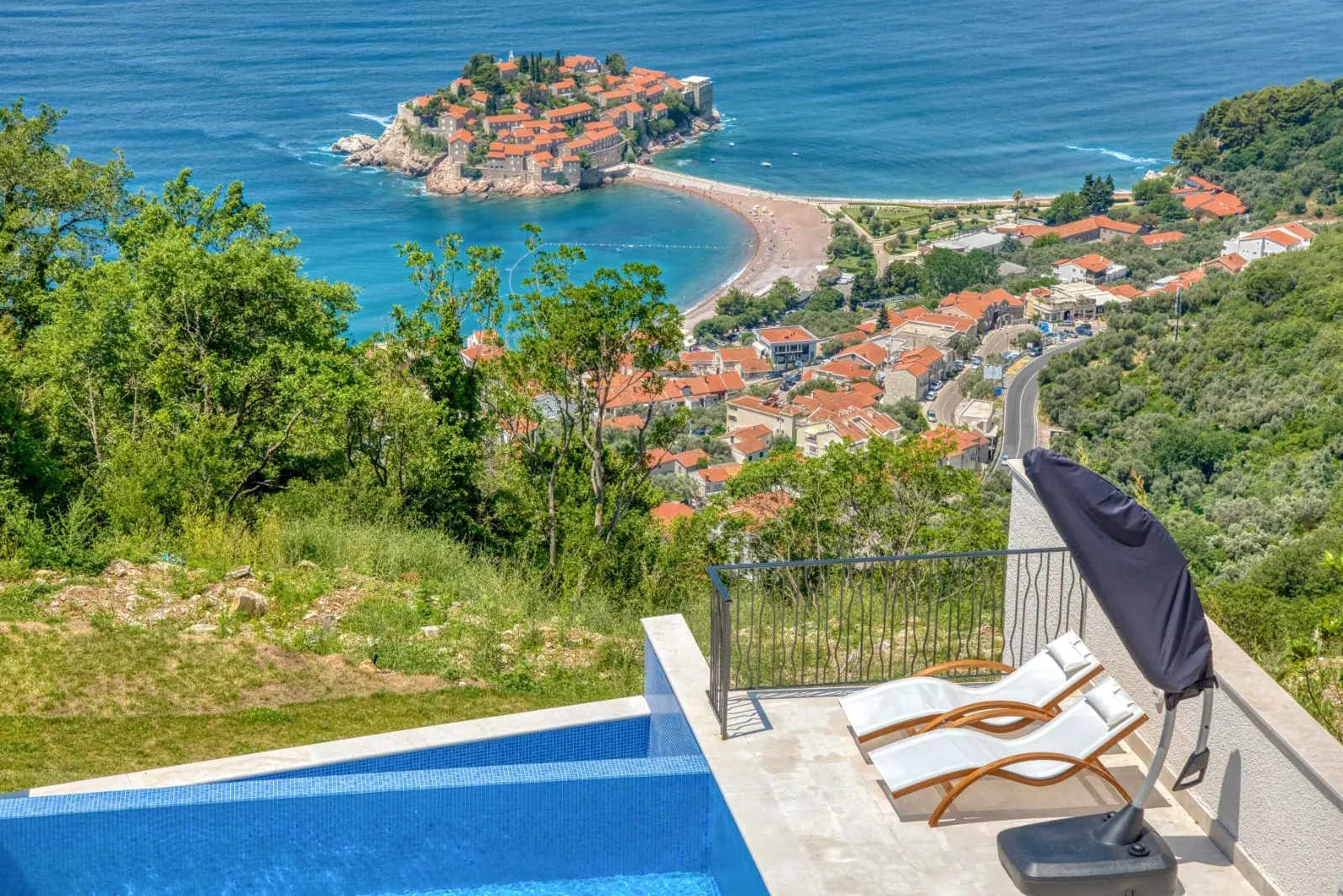 Villa in Blizikuće, Budva — 450 m², 5 Bed | €1,500,000