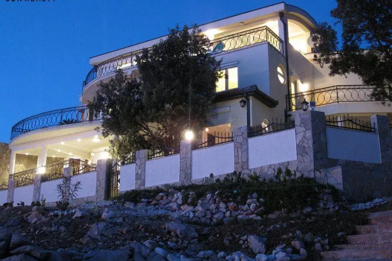 Sea front villa for sale in Utjeha