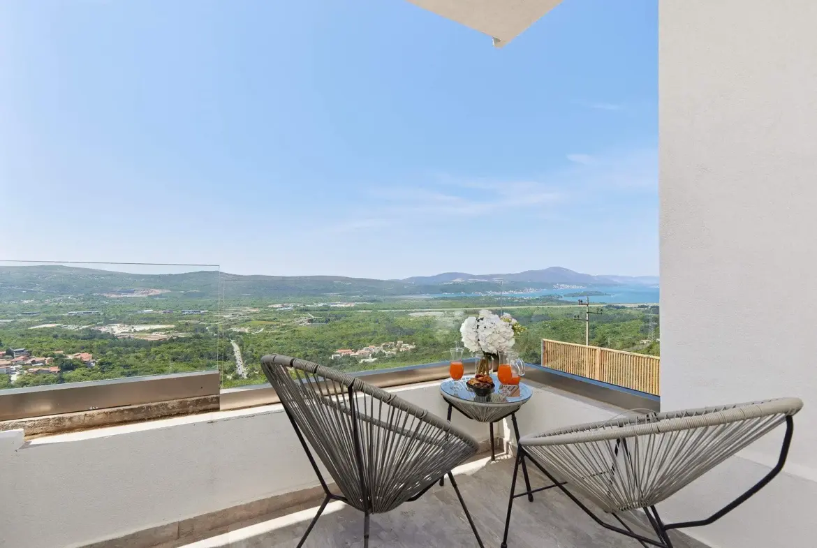 Villa with Sea View in Tivat — 220 m², 3 Bed | €590,000