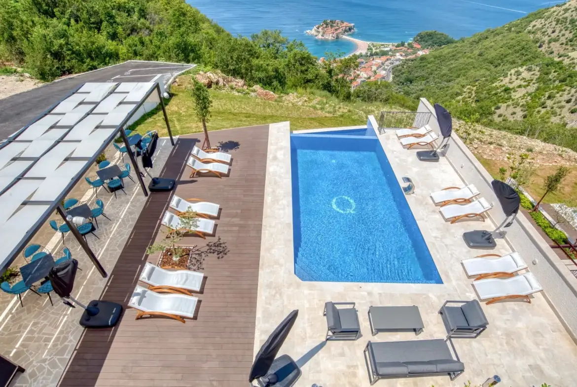 Villa in Blizikuće, Budva — 450 m², 5 Bed | €1,500,000