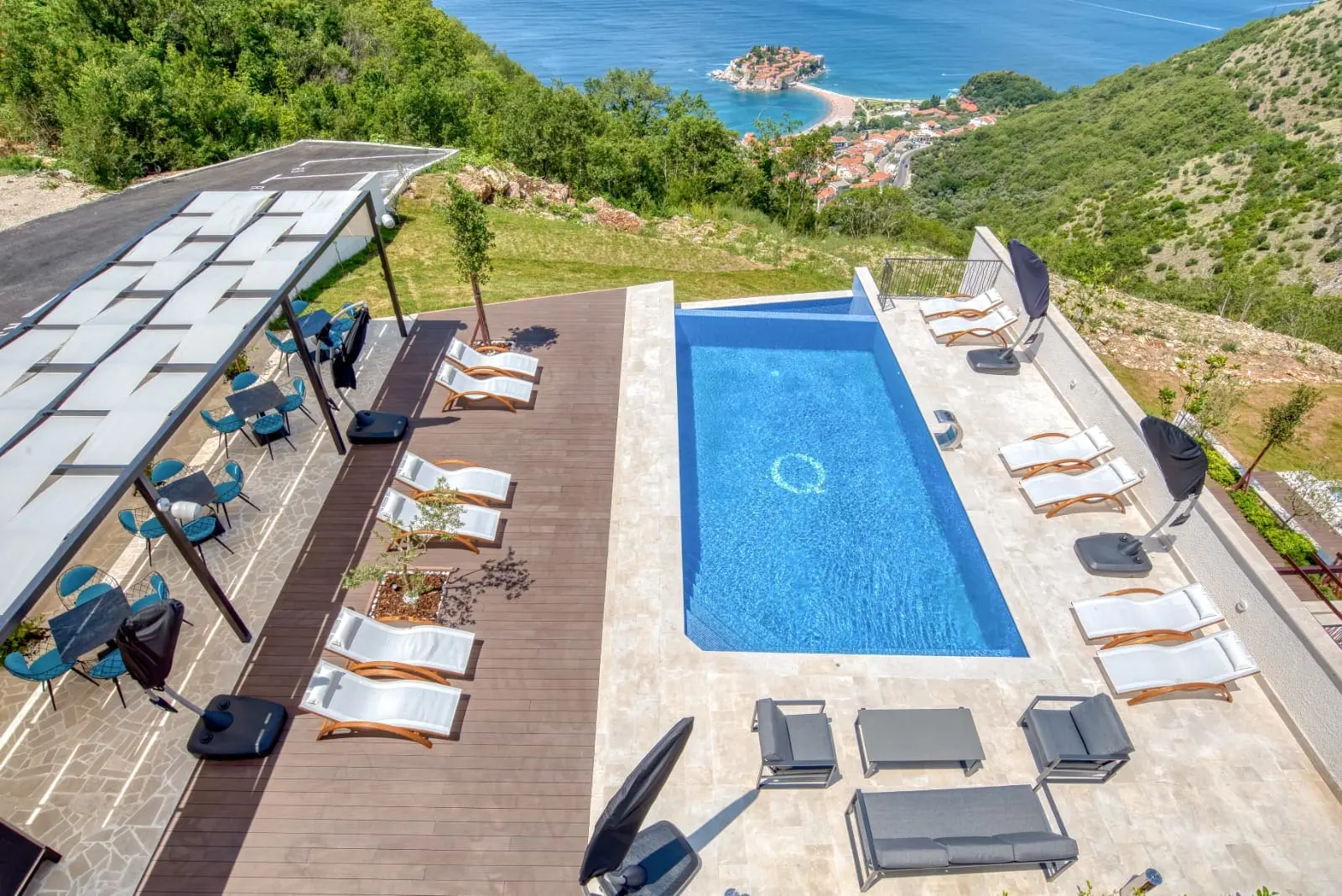 Villa in Blizikuće, Budva — 450 m², 5 Bed | €1,500,000