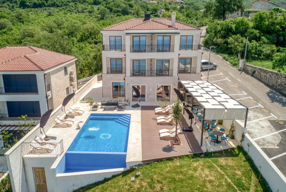 Villa in Blizikuće, Budva — 450 m², 5 Bed | €1,500,000