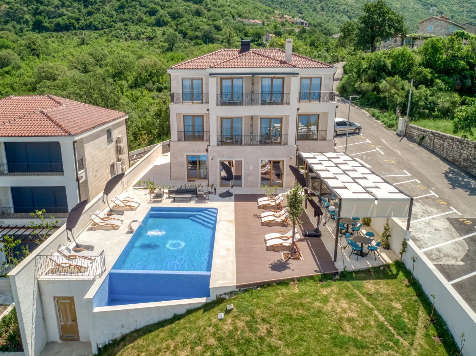 Villa in Blizikuće, Budva — 450 m², 5 Bed | €1,500,000