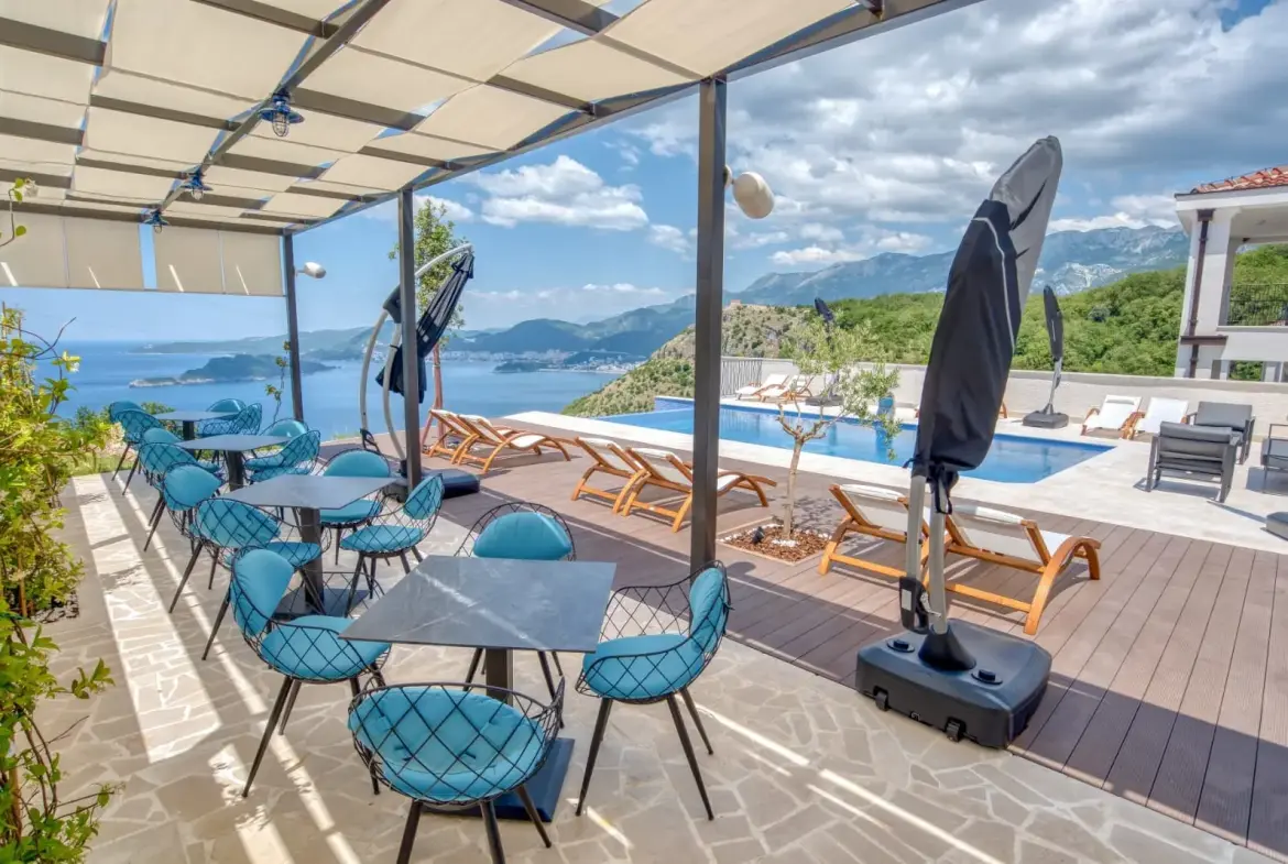 Villa in Blizikuće, Budva — 450 m², 5 Bed | €1,500,000