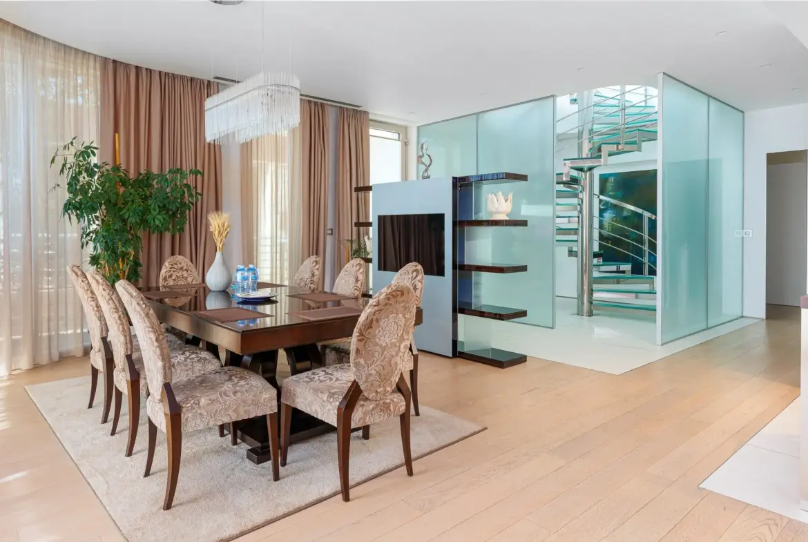 Luxurious and spacious apartment